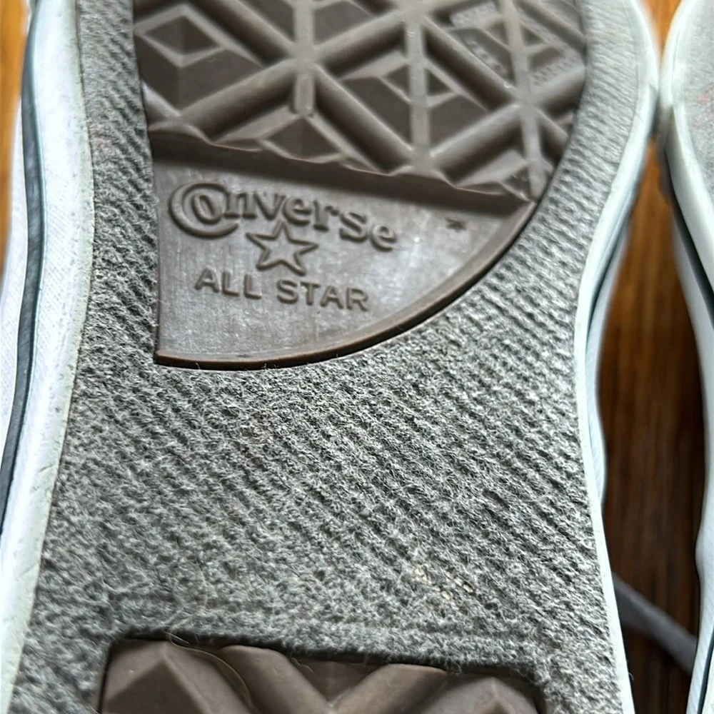 Converse All Star low profile sneakers. Gray and pink. Size Junior 2.